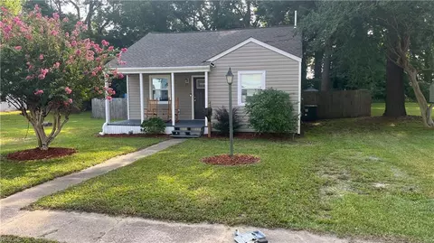 17 Mohawk Dr, Portsmouth, VA 23701