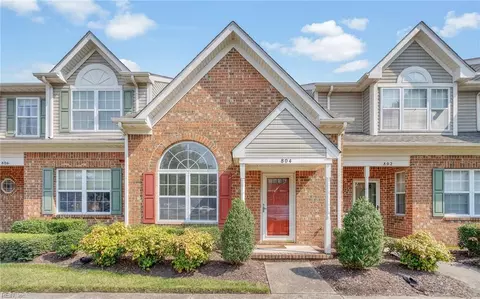 804 W Lake Cir, Chesapeake, VA 23322