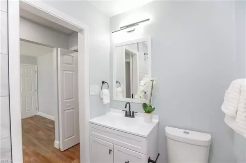 Bath - 411 Shenandoah Rd, Hampton, VA 23661 photo 7 of 10