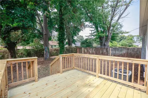 Exterior - 411 Shenandoah Rd, Hampton, VA 23661 photo 6 of 7