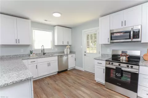 Kitchen - 411 Shenandoah Rd, Hampton, VA 23661 photo 6 of 8