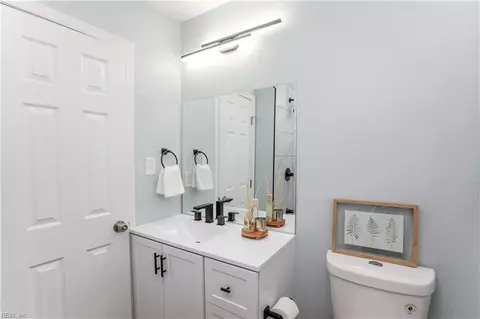 Bath - 411 Shenandoah Rd, Hampton, VA 23661 photo 3 of 10