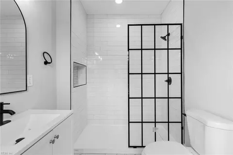 Bath - 241 W 36th St, Norfolk, VA 23504 photo 3 of 4