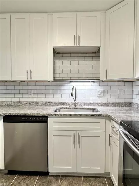 Kitchen - 7 Loquat Pl, Hampton, VA 23666 photo 3 of 3
