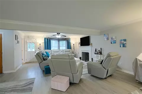 Living - 16 Alexander Dr, Hampton, VA 23664 photo 1 of 2