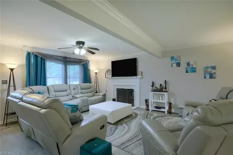 Living - 16 Alexander Dr, Hampton, VA 23664 photo 2 of 2