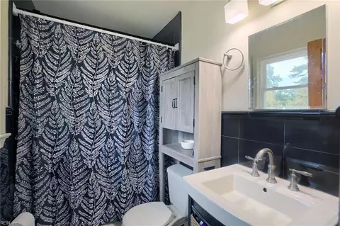 Bath - 16 Alexander Dr, Hampton, VA 23664 photo 2 of 2