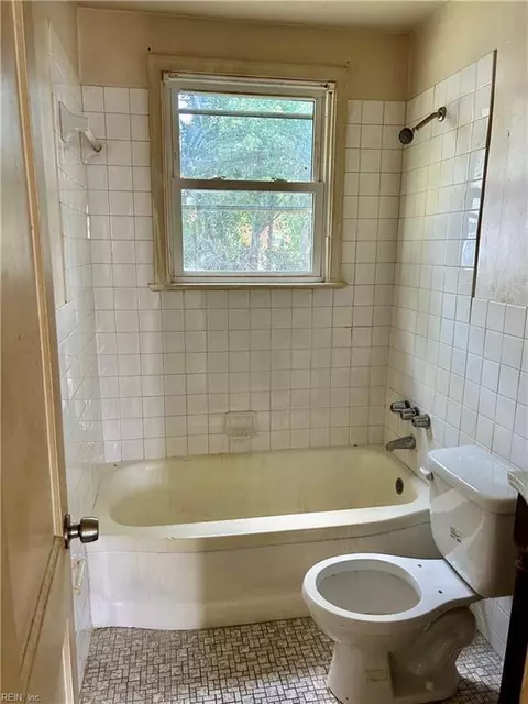 Bath - 2720 Rosalee Dr, Hampton, VA 23661 photo 1 of 2