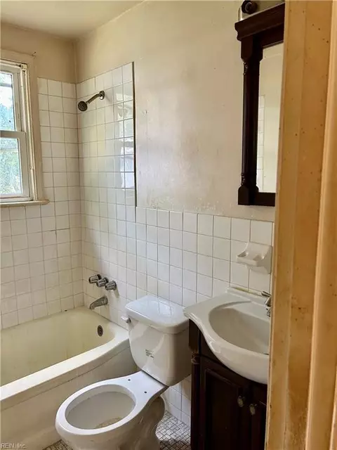 Bath - 2720 Rosalee Dr, Hampton, VA 23661 photo 2 of 2