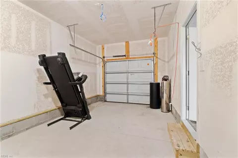 Entry Way - 607 Amick Rd, Chesapeake, VA 23325 photo 7 of 9