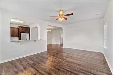 Entry Way - 607 Amick Rd, Chesapeake, VA 23325 photo 4 of 9