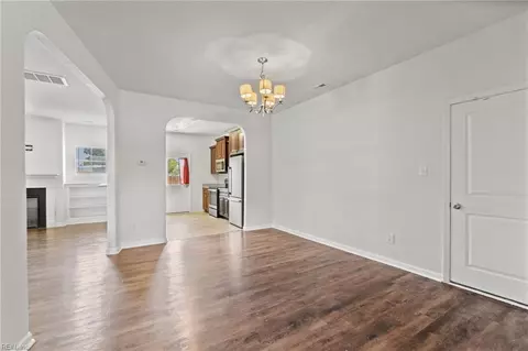 Entry Way - 607 Amick Rd, Chesapeake, VA 23325 photo 2 of 9