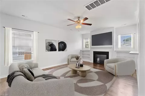 Living - 607 Amick Rd, Chesapeake, VA 23325 photo 2 of 3