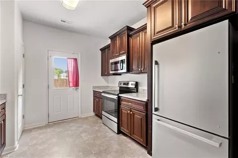 Entry Way - 607 Amick Rd, Chesapeake, VA 23325 photo 5 of 9