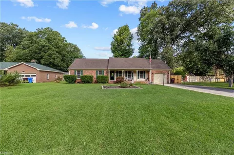 956 Hollywood Dr, Chesapeake, VA 23320