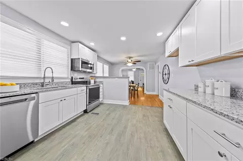 Entry Way - 2819 Grandy Ave, Norfolk, VA 23509 photo 2 of 3