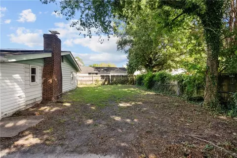 Exterior - 929 Spaulding Dr, Norfolk, VA 23513 photo 7 of 8
