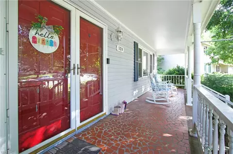 Exterior - 328 Lakeland Dr, Hampton, VA 23669 photo 4 of 5