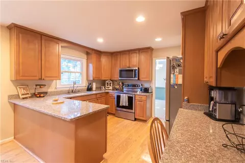 Kitchen - 328 Lakeland Dr, Hampton, VA 23669 photo 3 of 5