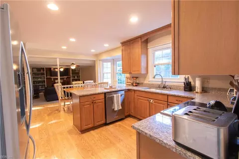 Kitchen - 328 Lakeland Dr, Hampton, VA 23669 photo 4 of 5