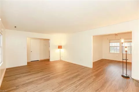 1039 Windjammer Dr, Hampton, VA 23669 photo 4