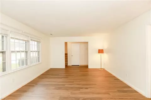 1039 Windjammer Dr, Hampton, VA 23669 photo 5