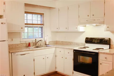 1039 Windjammer Dr, Hampton, VA 23669 photo 12