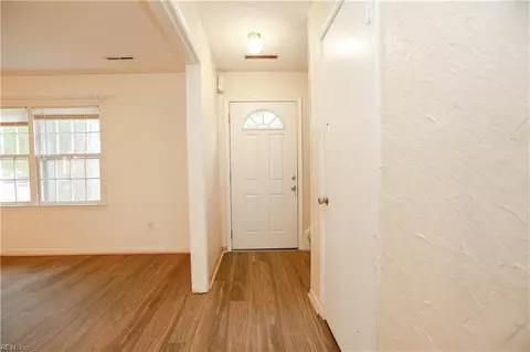 1039 Windjammer Dr, Hampton, VA 23669 photo 3
