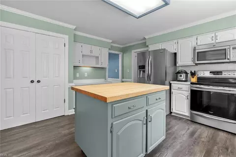 Kitchen - 409 Granada Dr, Chesapeake, VA 23322 photo 3 of 6