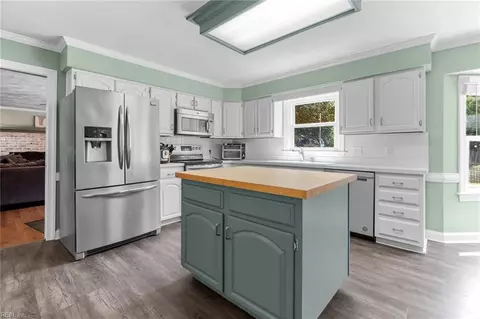 Kitchen - 409 Granada Dr, Chesapeake, VA 23322 photo 2 of 6