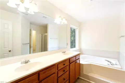 Bath - 2802 Scaleboard Cir, Chesapeake, VA 23323 photo 6 of 10