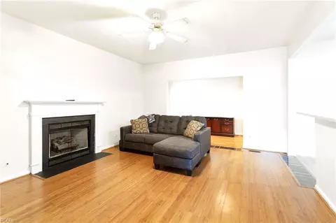 Living - 2802 Scaleboard Cir, Chesapeake, VA 23323 photo 2 of 4