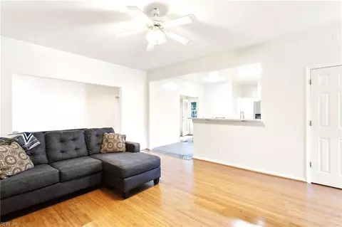 Living - 2802 Scaleboard Cir, Chesapeake, VA 23323 photo 3 of 4