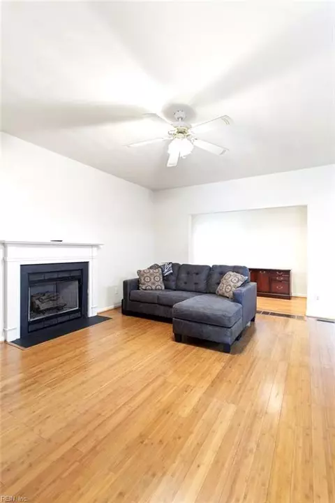 Living - 2802 Scaleboard Cir, Chesapeake, VA 23323 photo 4 of 4