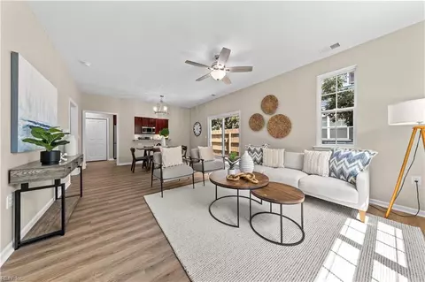 706 Lacy Oak Dr, Chesapeake, VA 23320