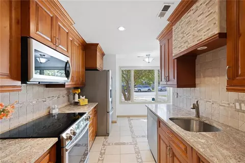330 Falling Ln, Virginia Beach, VA 23454