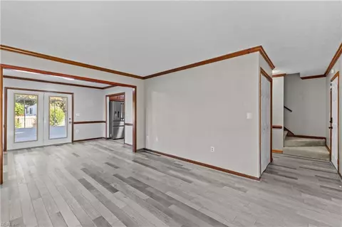 Living - 1 Little Oak Ln, Hampton, VA 23669 photo 2 of 5