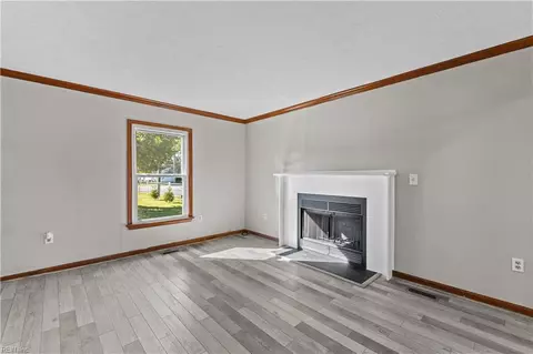 Living - 1 Little Oak Ln, Hampton, VA 23669 photo 3 of 5