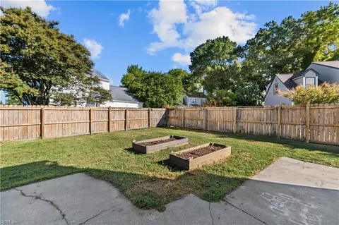 Exterior - 1 Little Oak Ln, Hampton, VA 23669 photo 7 of 9