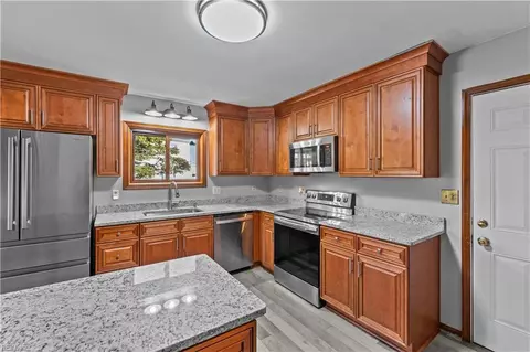 Kitchen - 1 Little Oak Ln, Hampton, VA 23669 photo 2 of 2