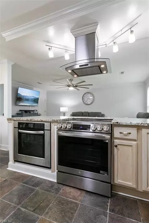 Kitchen - 208 S Curry St, Hampton, VA 23663 photo 5 of 6