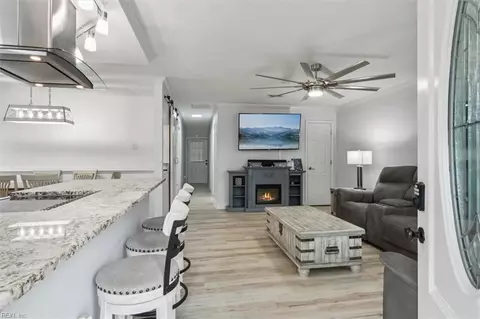Entry Way - 208 S Curry St, Hampton, VA 23663 photo 1 of 2