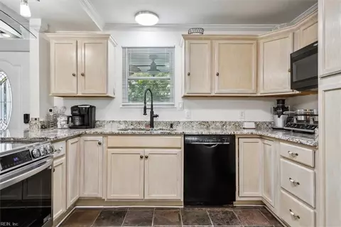 Kitchen - 208 S Curry St, Hampton, VA 23663 photo 4 of 6