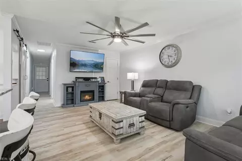Entry Way - 208 S Curry St, Hampton, VA 23663 photo 2 of 2