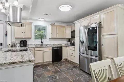 Kitchen - 208 S Curry St, Hampton, VA 23663 photo 2 of 6