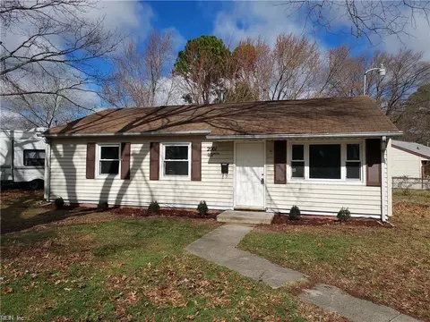 2001 Kensington Dr, Hampton, VA 23663 photo 3