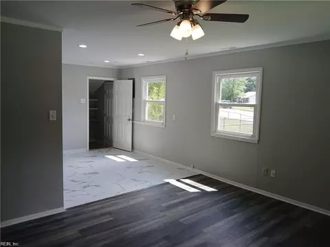 2001 Kensington Dr, Hampton, VA 23663 photo 4