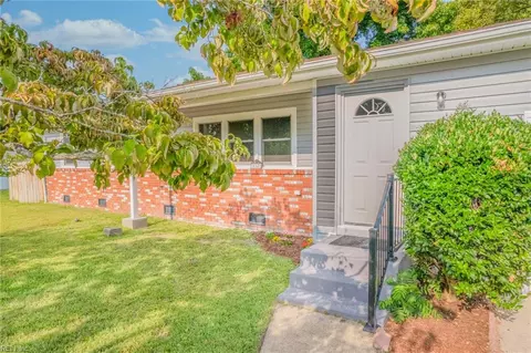 824 Stratford Hall Dr, Virginia Beach, VA 23452