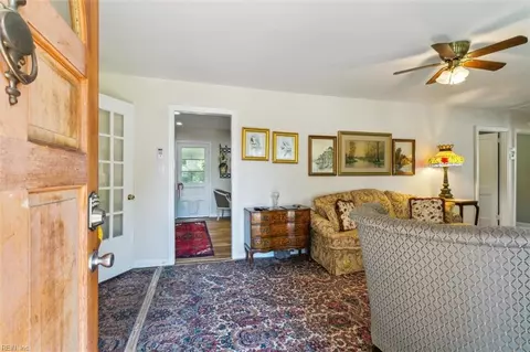 18 Hickory Hill Rd, Hampton, VA 23666