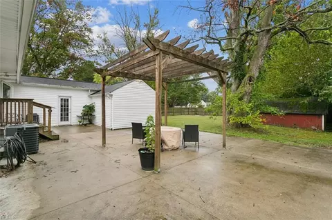 Exterior - 301 Cynthia Dr, Hampton, VA 23666 photo 3 of 5